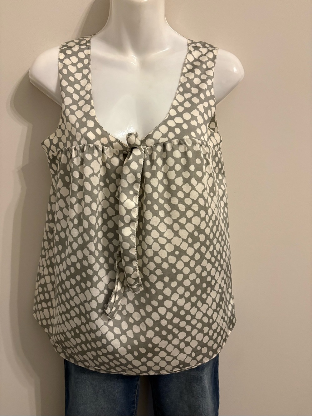 Tie-Front Sleeveless Printed Tank Top - Gray and White